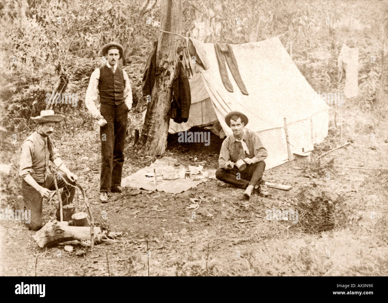 Tre uomini e loro campeggio nel bush australiano, c. 1900 Foto Stock
