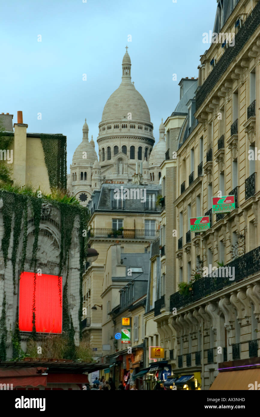 Una vista del Sacre Coeur forma Boulevard de Clichy Foto Stock