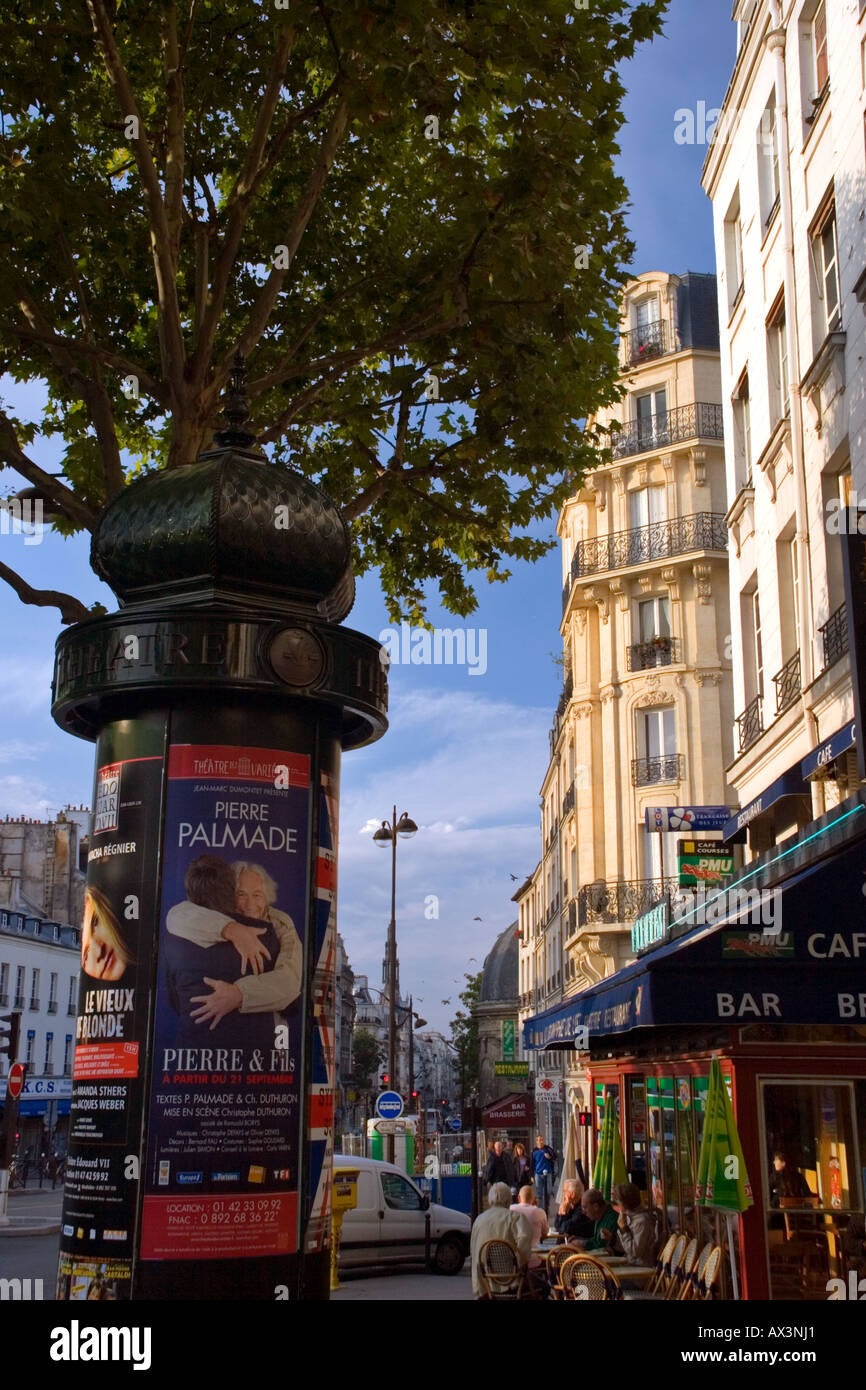 Uno dei molti Morris colonne per tutta Parigi pubblicità eventi culturali Foto Stock