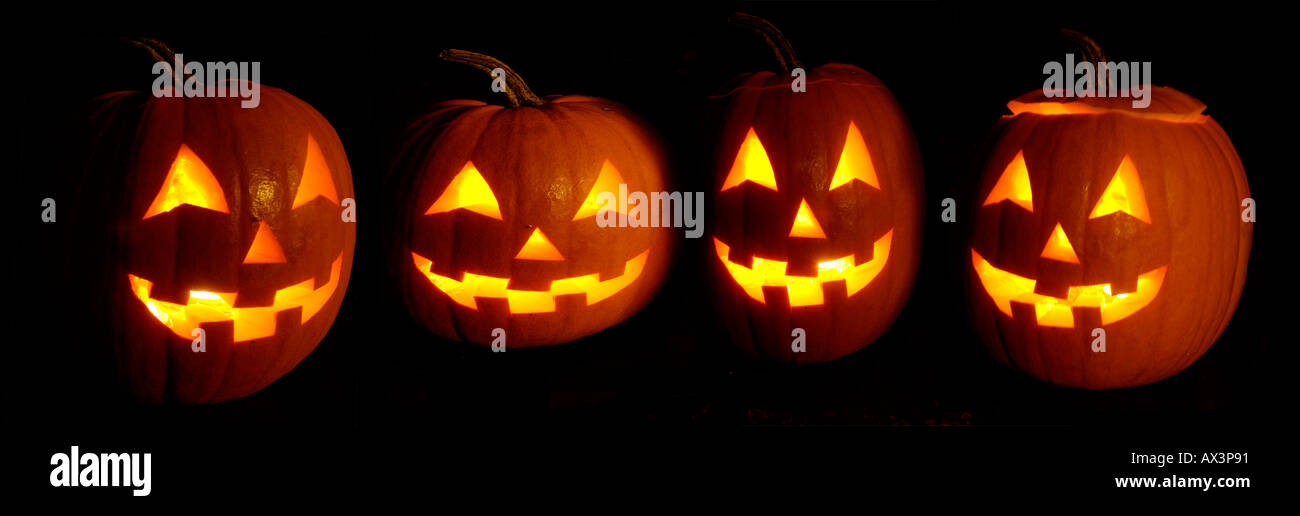 Quattro halloween jack-o-lantern zucche allineate in una fila. Foto Stock