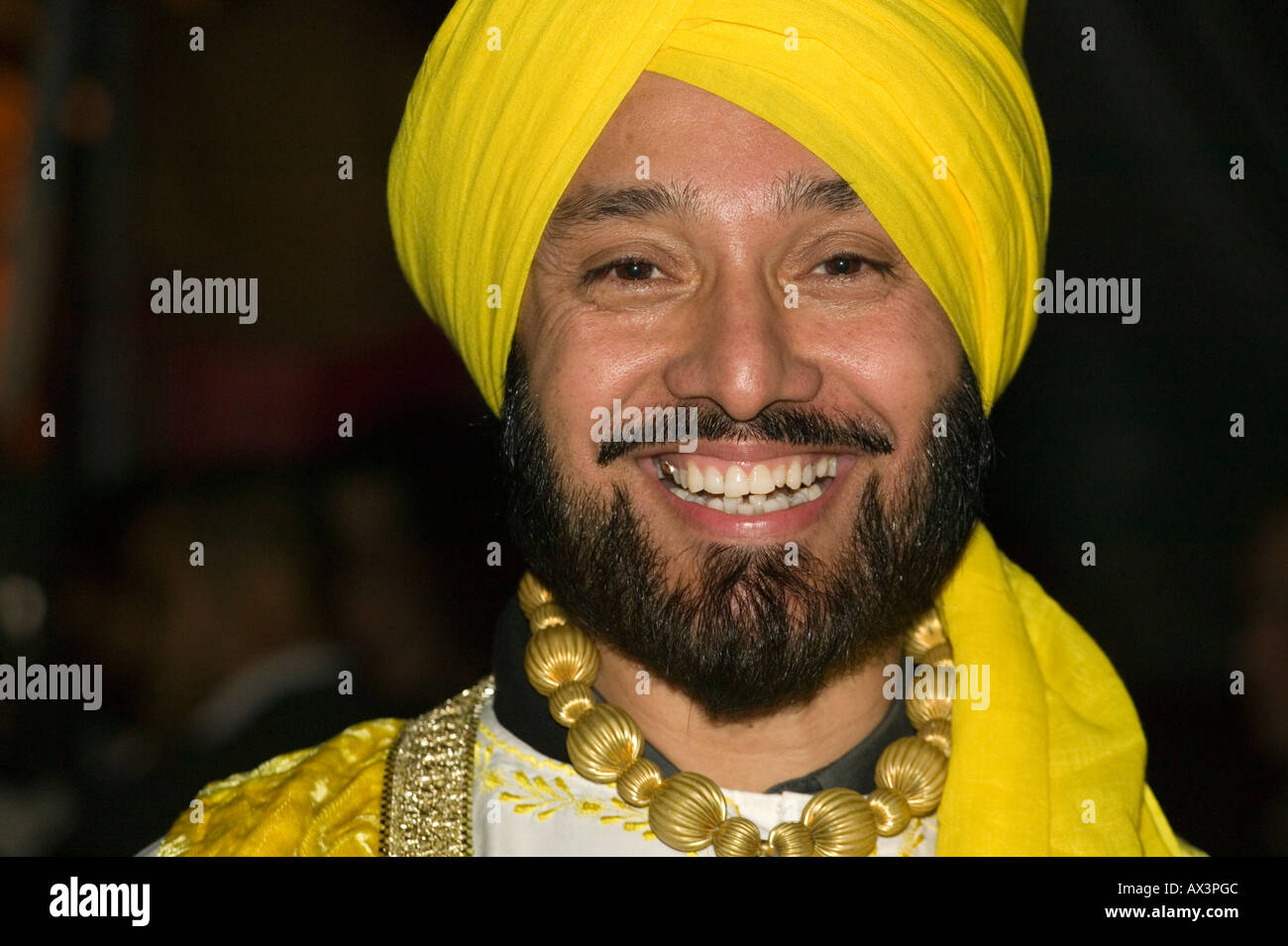 Ballerino Sikh con il turbante giallo a Diwali celebrazioni Foto Stock