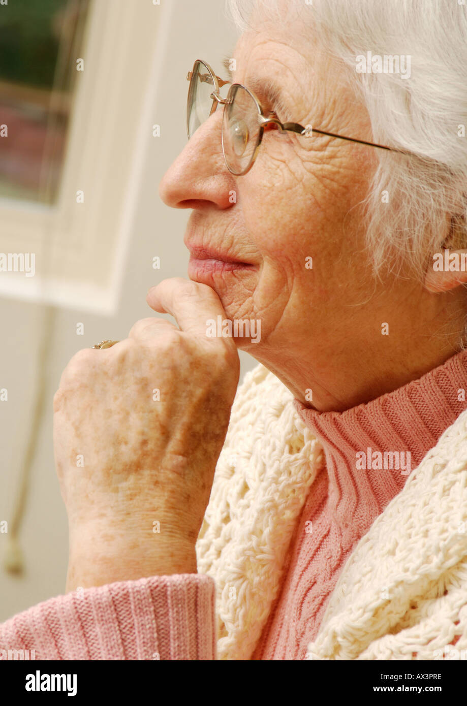 In prossimità di una donna anziana assorbito nei suoi pensieri Foto Stock