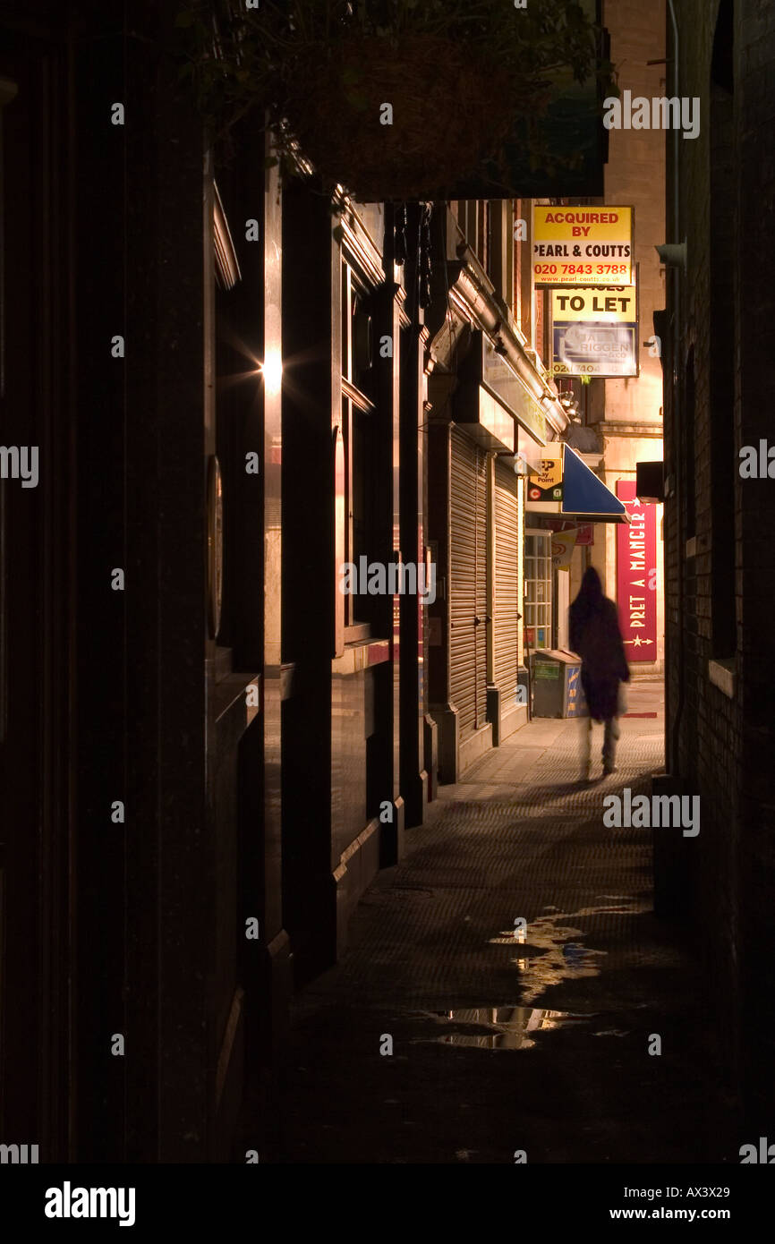 Buio e pericoloso cercando vicolo di notte. Poco tornello, Holborn, Londra, Inghilterra Foto Stock