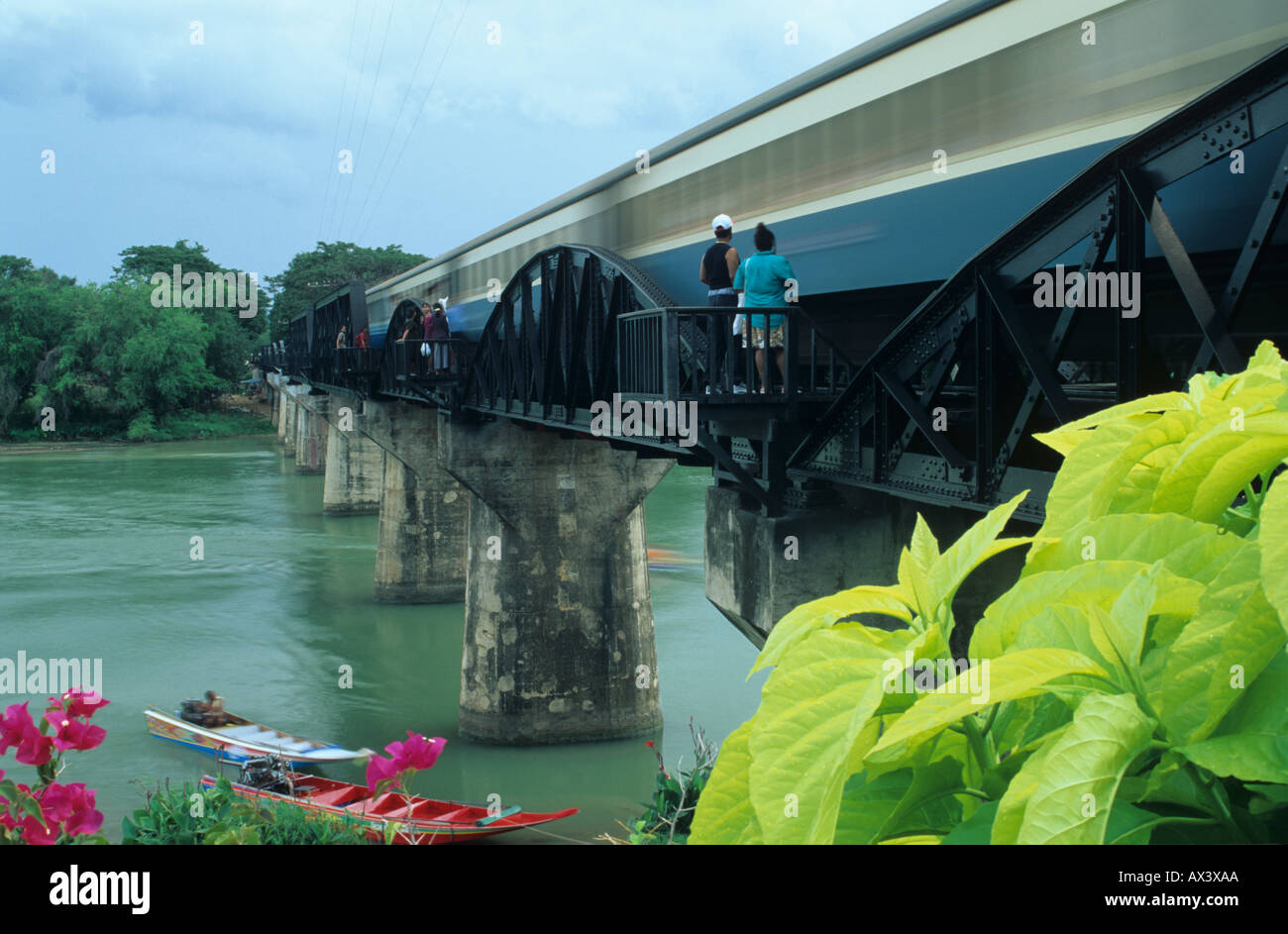 Un passeggero treno attraversa il famoso Ponte sul Fiume Kwai a Kanchanaburi Thailandia Foto Stock