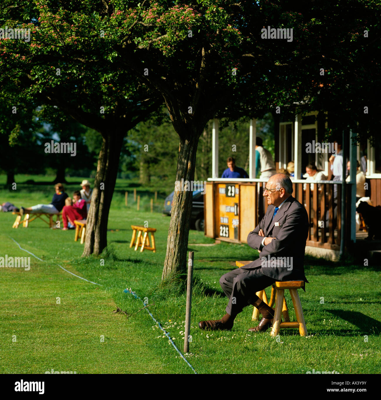 Cheshire Cholmondeley village cricket spettatore su Cholmondeley Castle massa Foto Stock