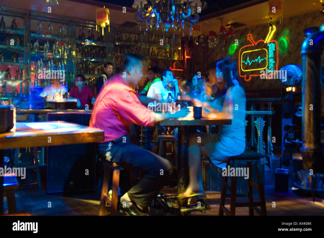 Cina, Hainan Provincia, Hainan Island, città di Sanya. Coppia cinese di bere in un night club. Foto Stock