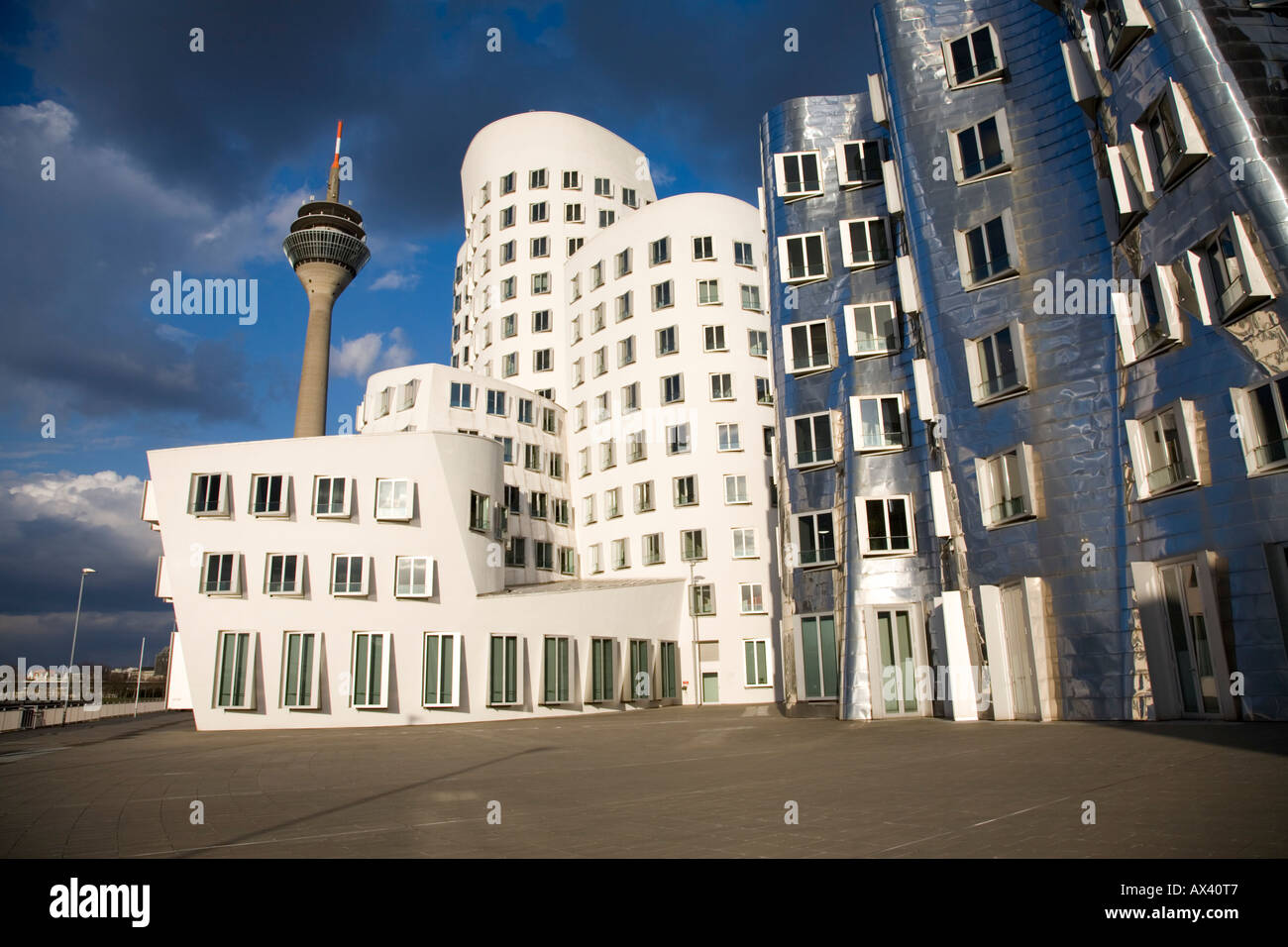 Neuer Zollhof di Frank Gehry, Dusseldorf, Germania Foto Stock