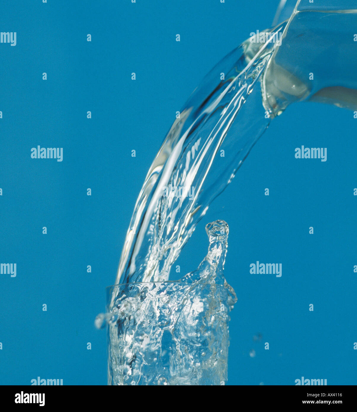 Acqua versando in vetro Foto Stock