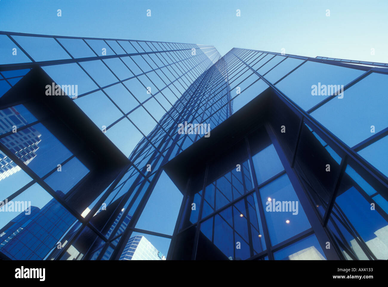 Coperta di vetro alto edificio moderno in Tampa Florida USA Foto Stock
