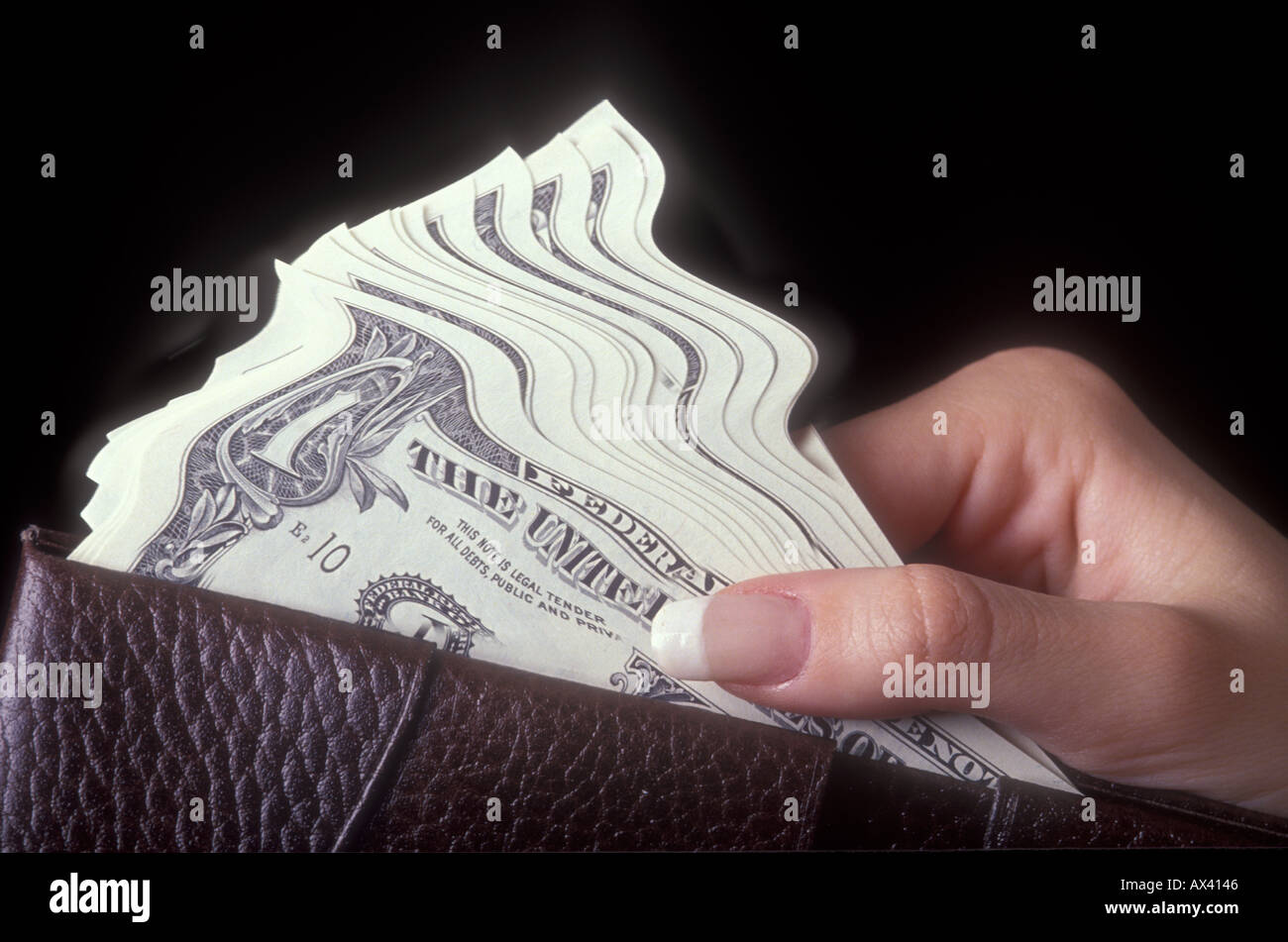 Rimuovere a mano astratta ondulata le fatture del dollaro dal portafoglio Foto Stock