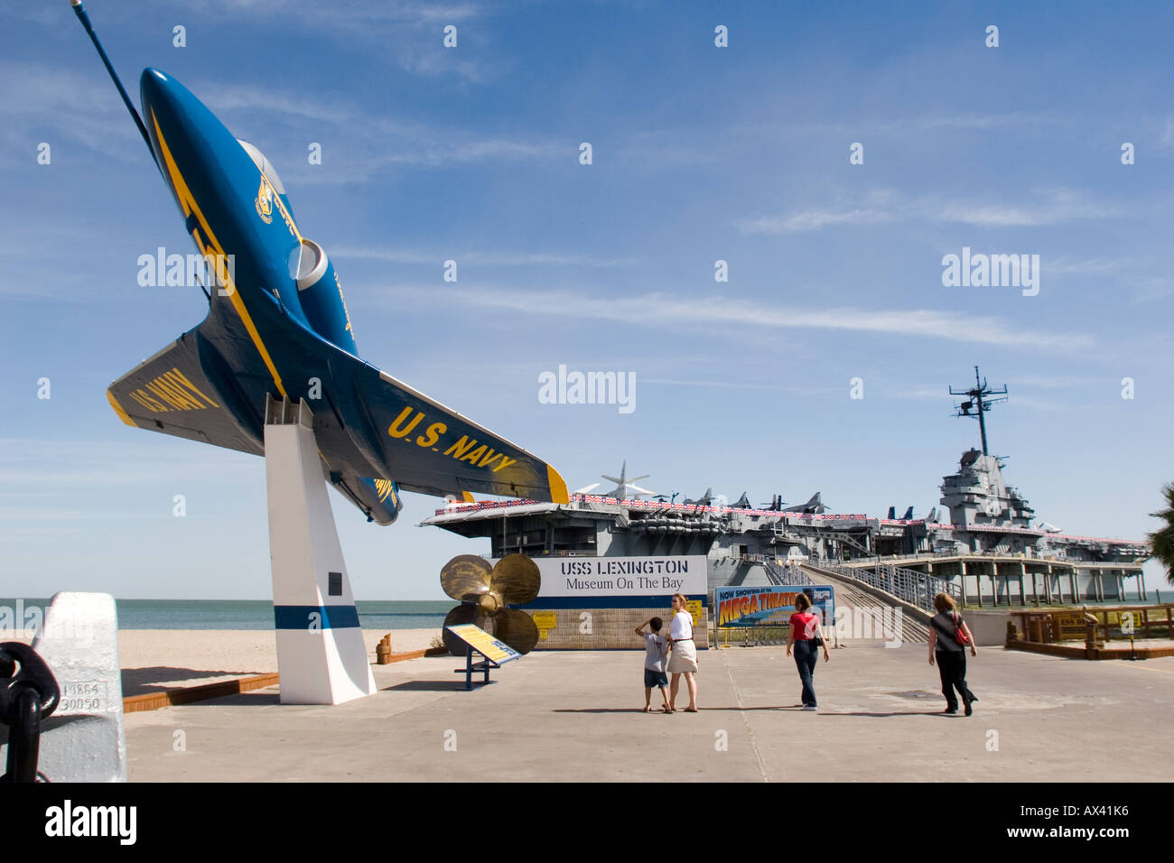 USS Lexington ora un museo ormeggiato sul Corpus Christi Bay Texas USA A4J Skyhawk Blue Angels Foto Stock