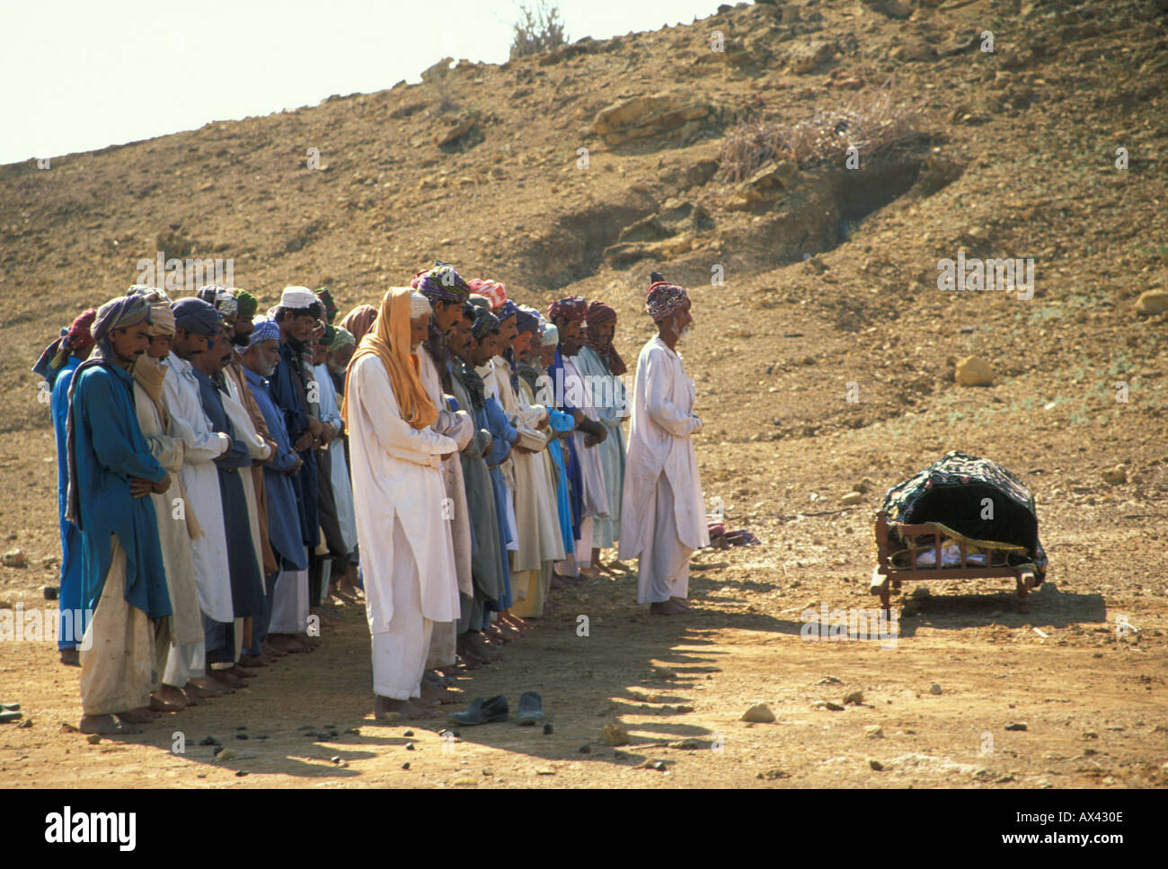 La preghiera funerale musulmana del salut ul janazah ha detto per una donna che è morta nella nascita del bambino, in una parte desolata del sind, Pakistan Foto Stock