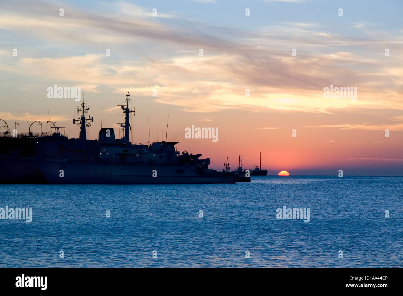 Marina Militare Italiana barca nel porto di Trieste al tramonto Foto Stock