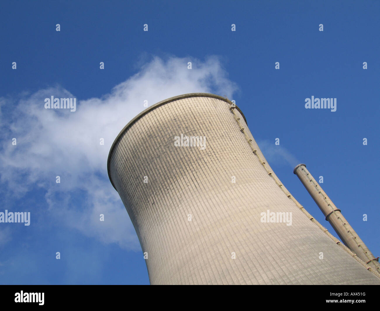 Il vapore di una torre di raffreddamento di un impianto di alimentazione Foto Stock