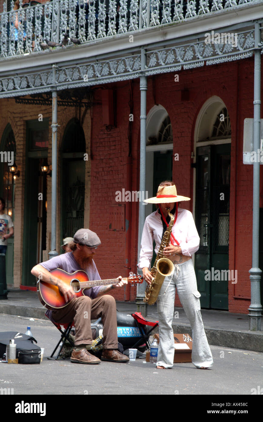 Musicisti di strada giocando nel Quartiere Francese di New Orleans USA Foto Stock