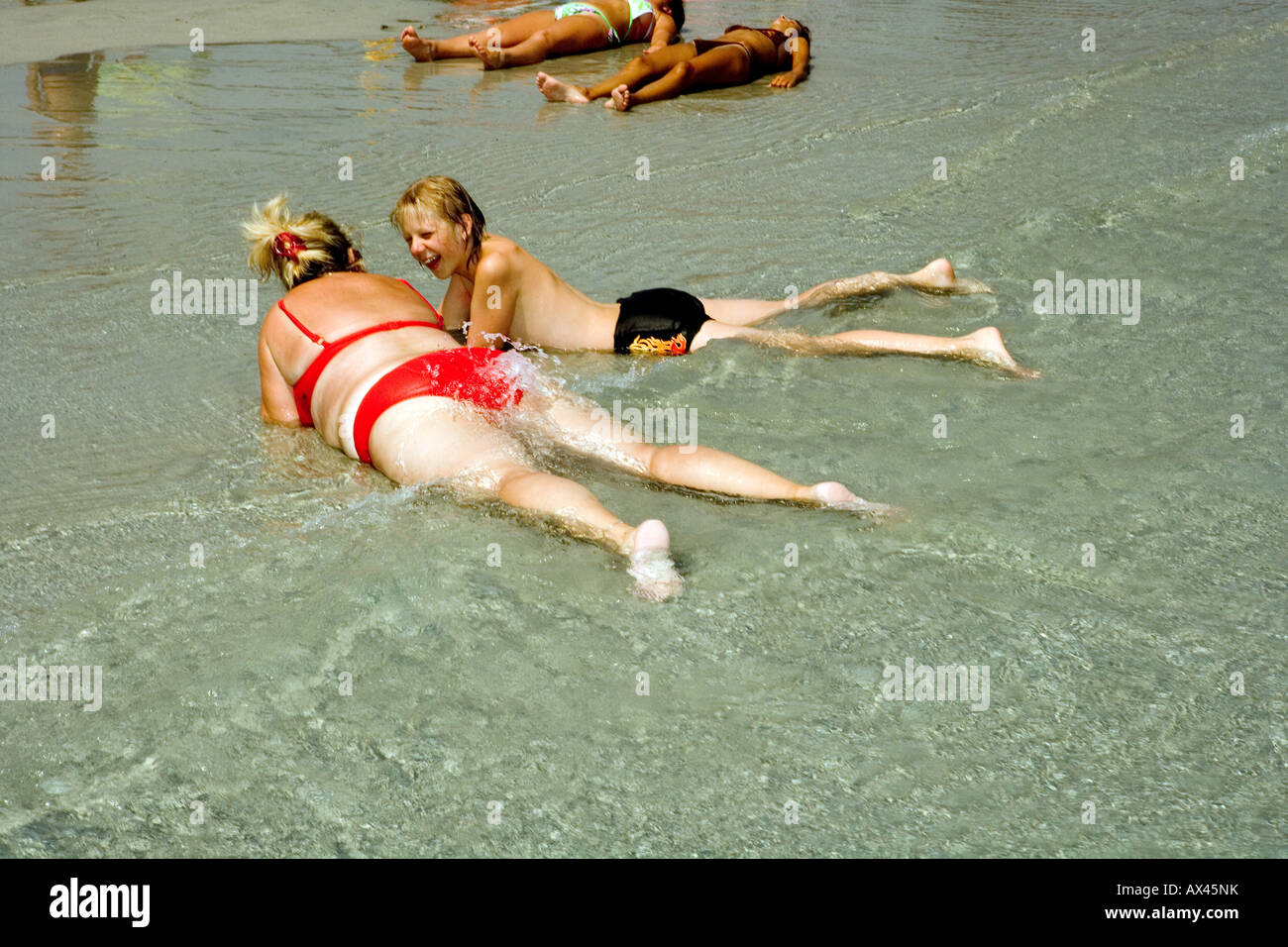 Godono dell'acqua al sole sulla spiaggia di Villasimius Foto Stock