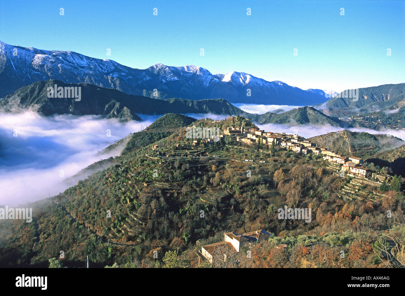 Mattinata nebbiosa nella valle montagnosa del Mercantour Foto Stock