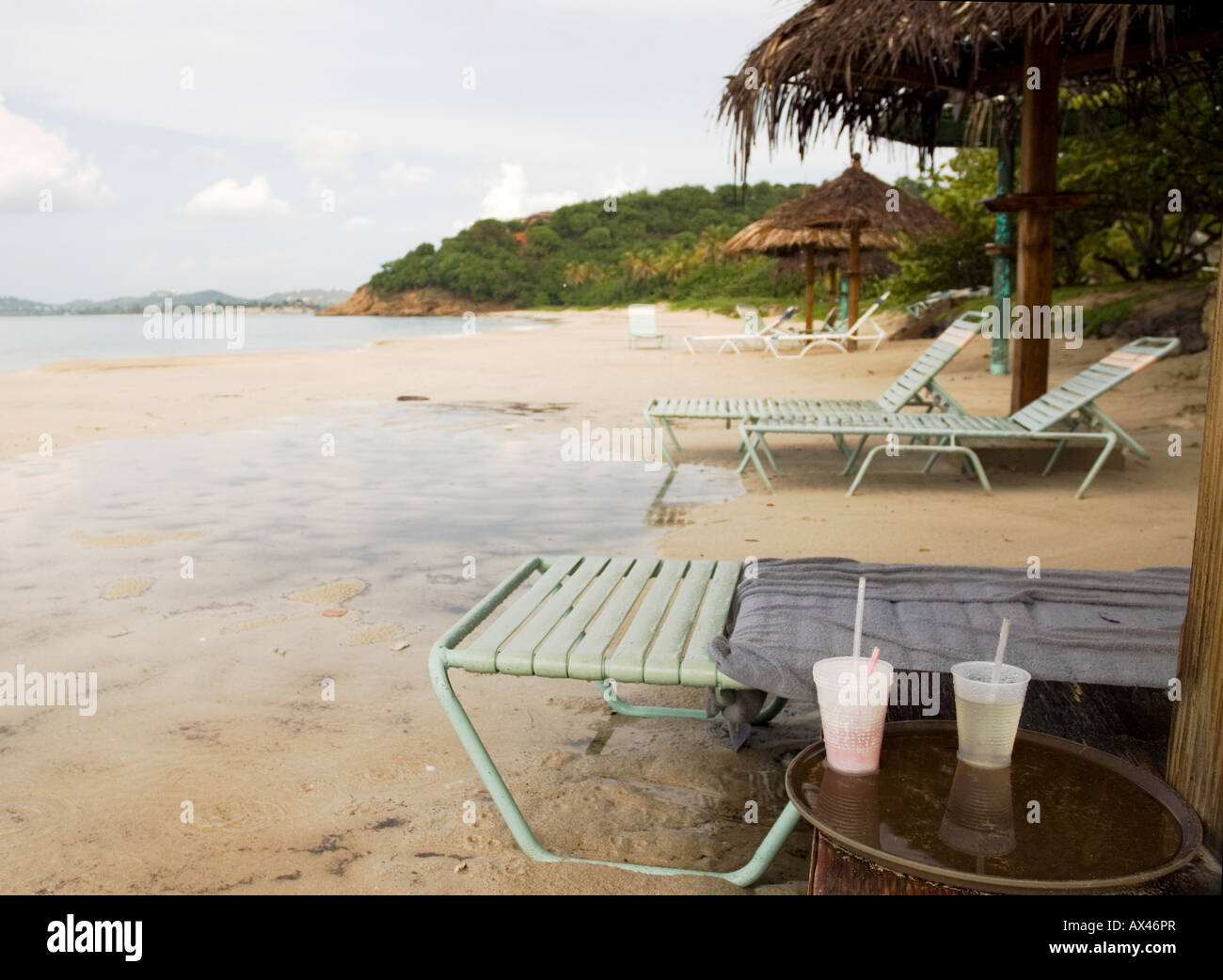 Spiaggia vuota dopo una tempesta in Antigua. Foto Stock
