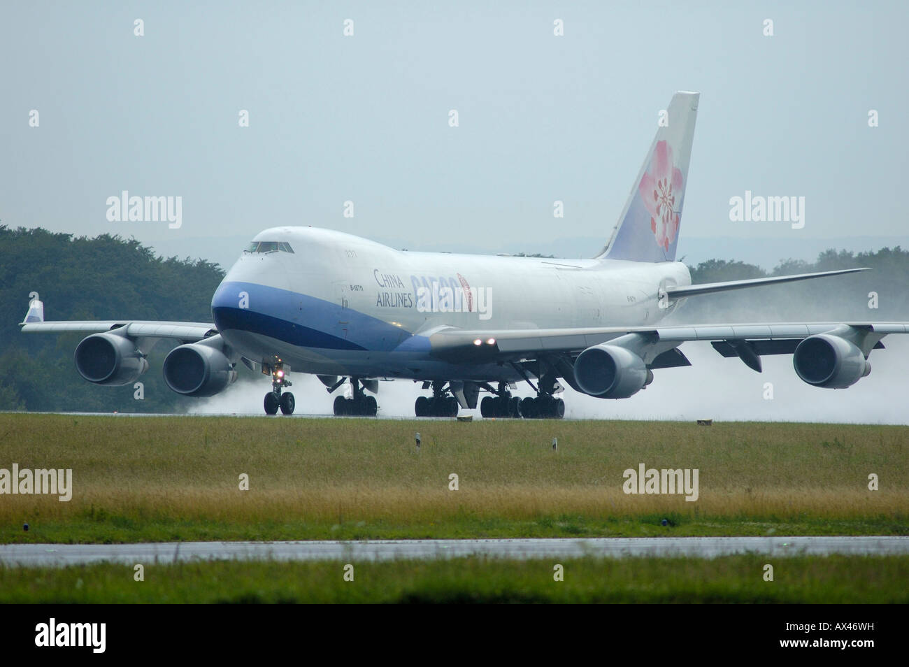 Boeing 747 cargo di decollare in la pioggia e le intemperie Foto Stock