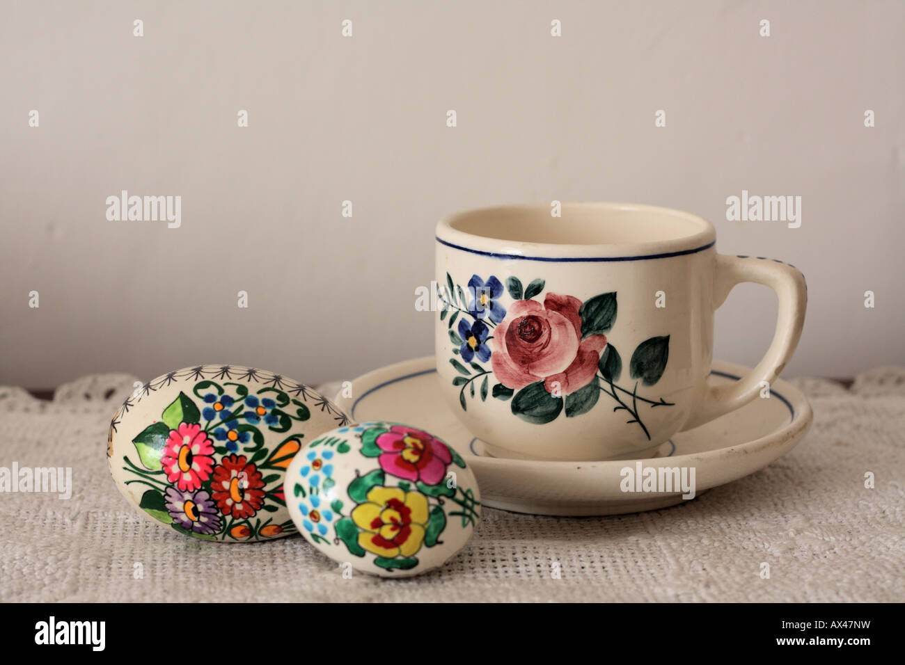 Porcellana dipinta a mano immagini e fotografie stock ad alta risoluzione -  Alamy