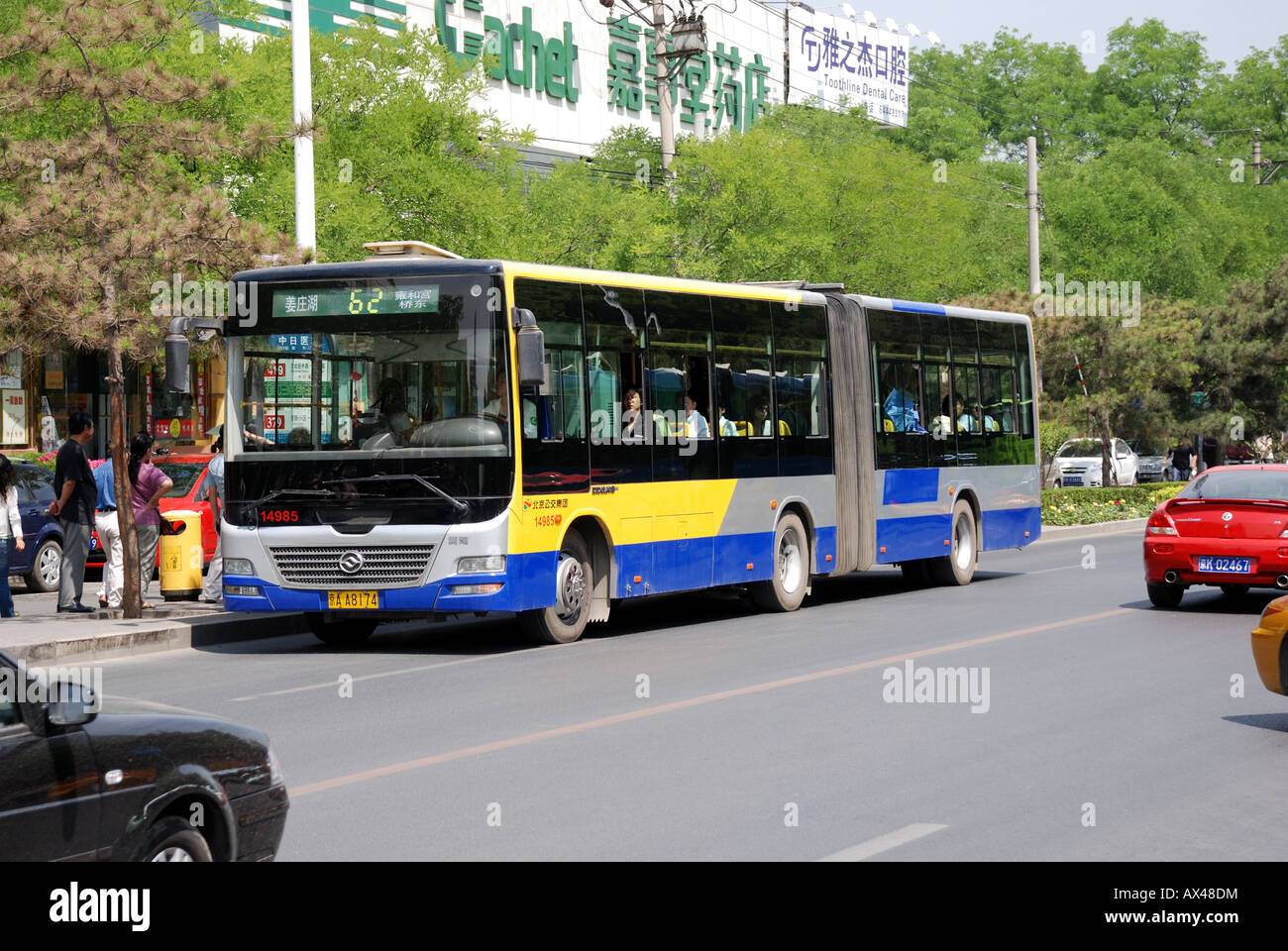 Numero 62 autobus articolati in Huixin Dongjie street Asia Cina Pechino Pechino città autobus articolati sono noti anche come bendy Foto Stock