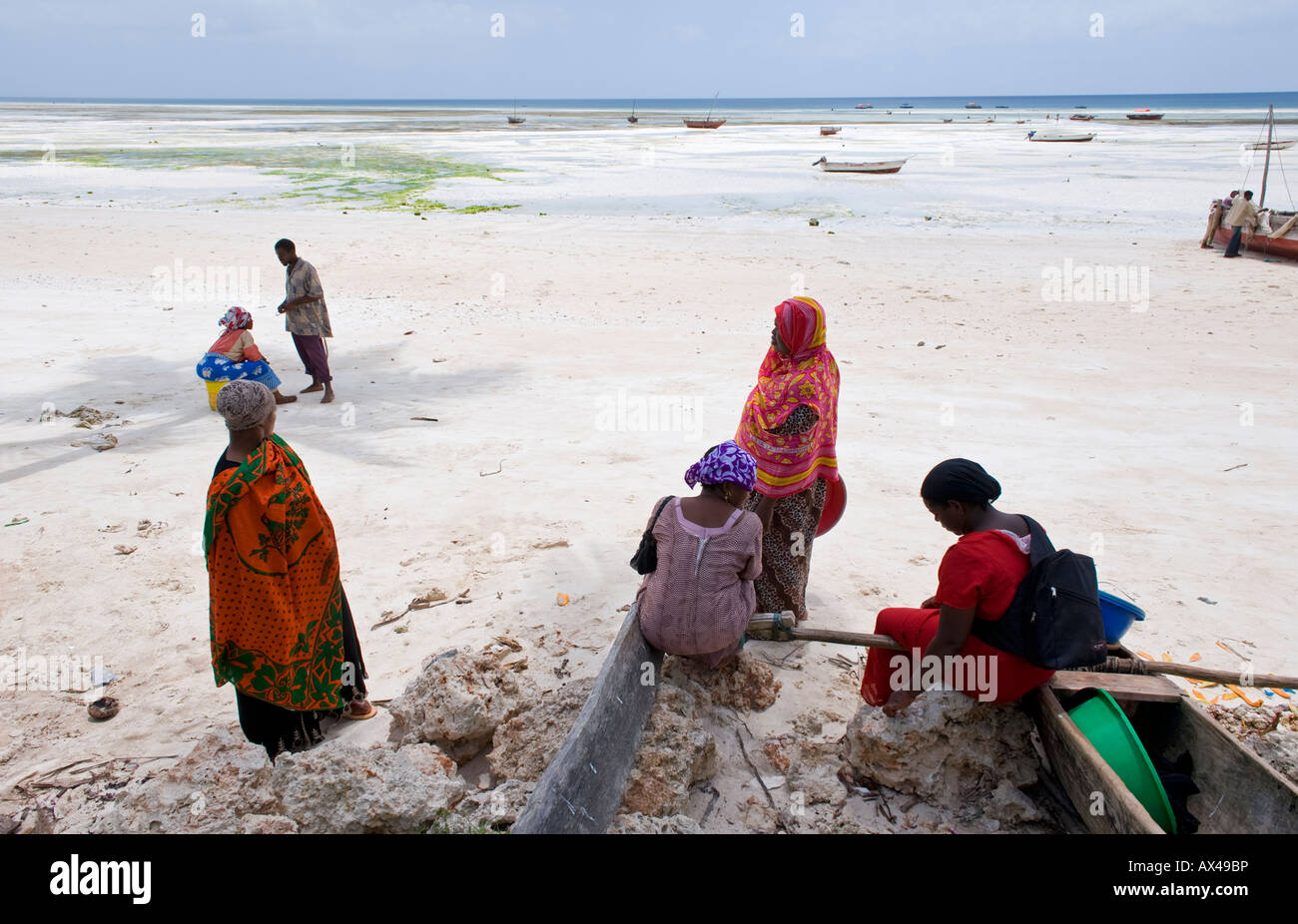 Zanzibar persone sulla spiaggia della costa meridionale Foto Stock
