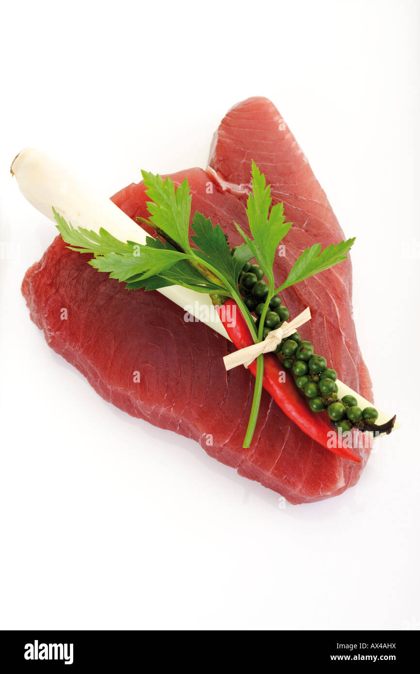 Materie bistecca di tonno guarnita con la citronella, vista in elevazione Foto Stock