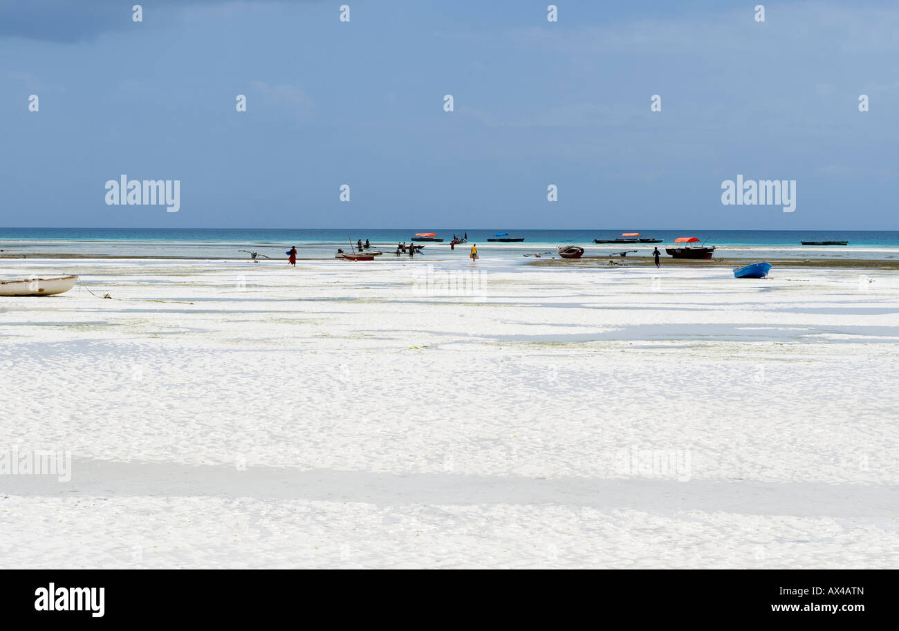 Zanzibar persone sulla spiaggia della costa meridionale Foto Stock