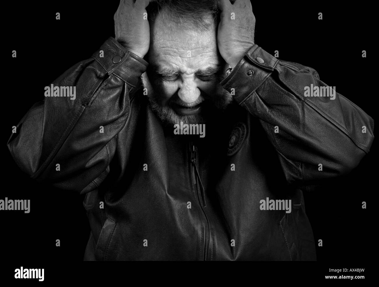 Uomo anziano cercando molto turbato Foto Stock