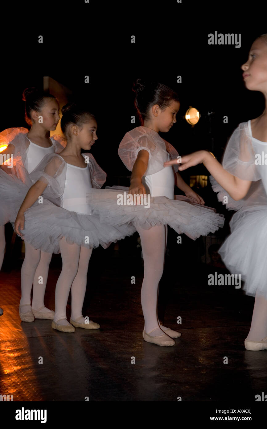 I giovani ballerini durante una performance a Calasetta Foto Stock