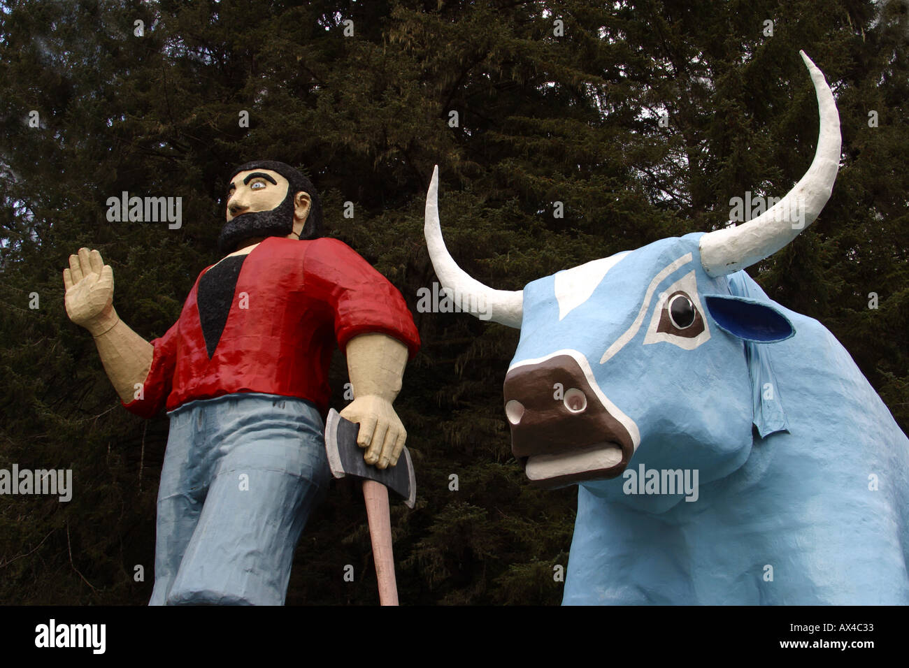 Paul Bunyan e il suo colore blu Ox Babe ad alberi di mistero Klamath California Foto Stock
