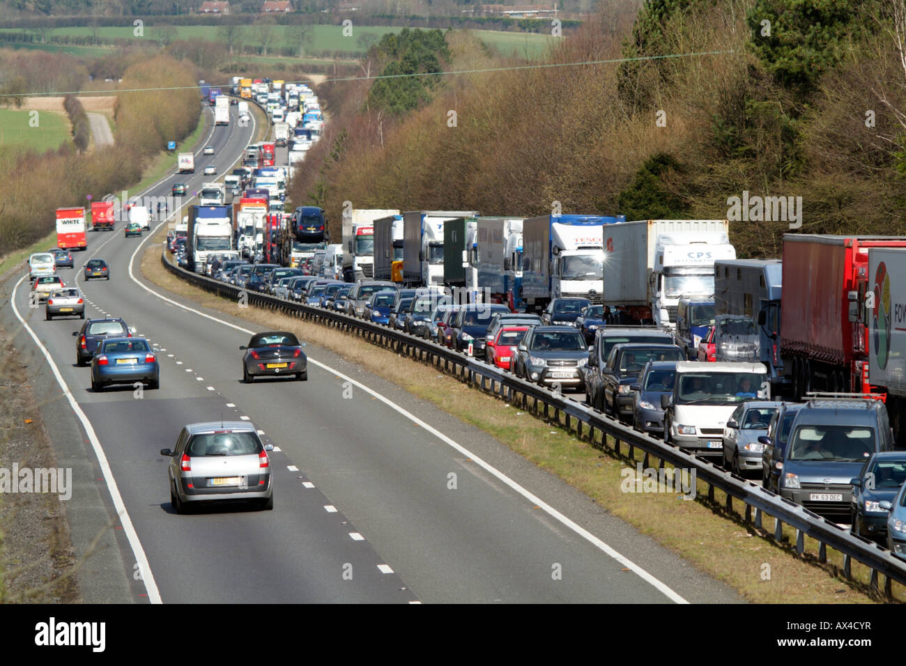 Veicoli di accodamento A34 road Hampshire Inghilterra Foto Stock