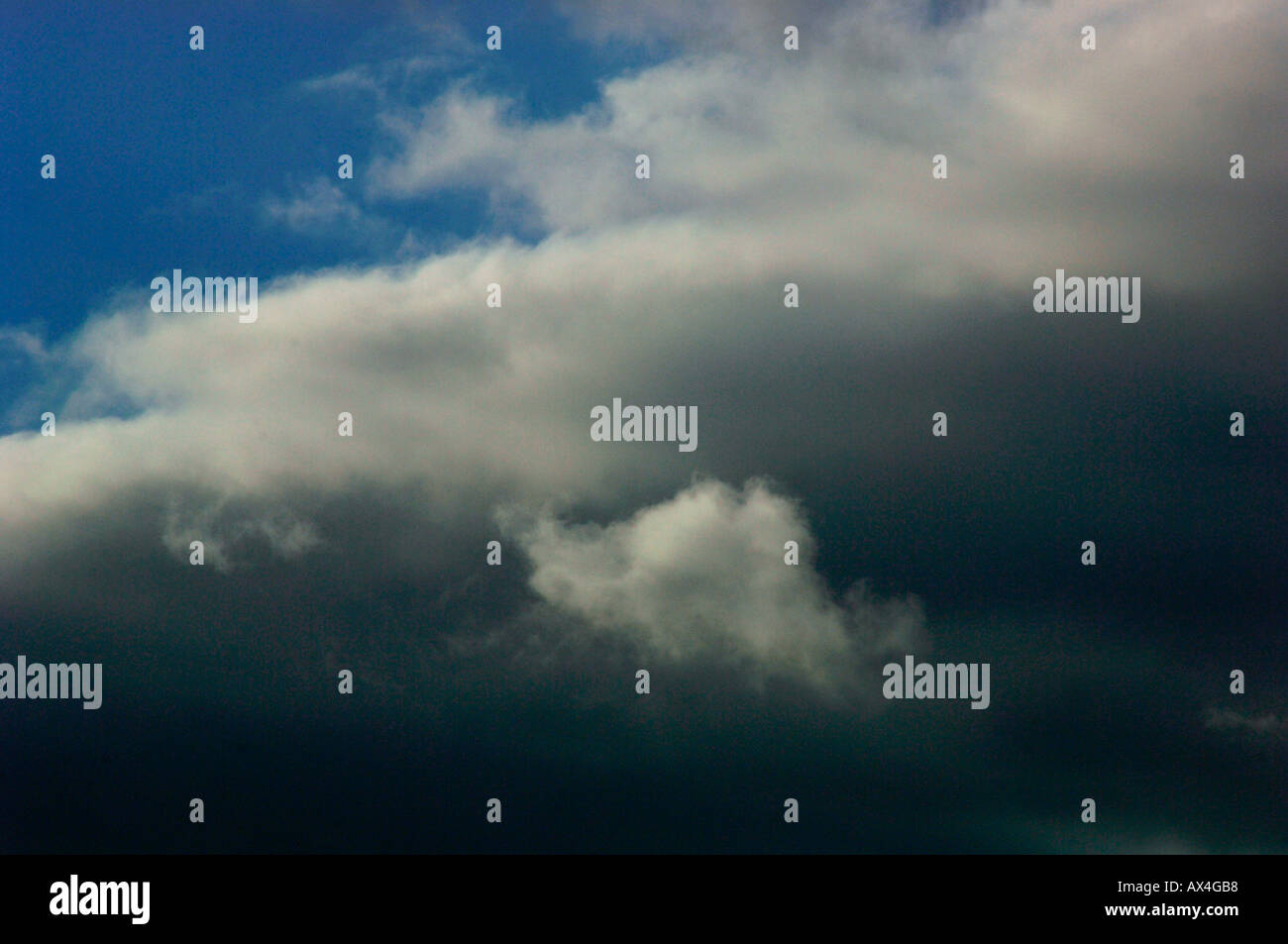 Cielo blu e nuvole di contrasto Foto Stock
