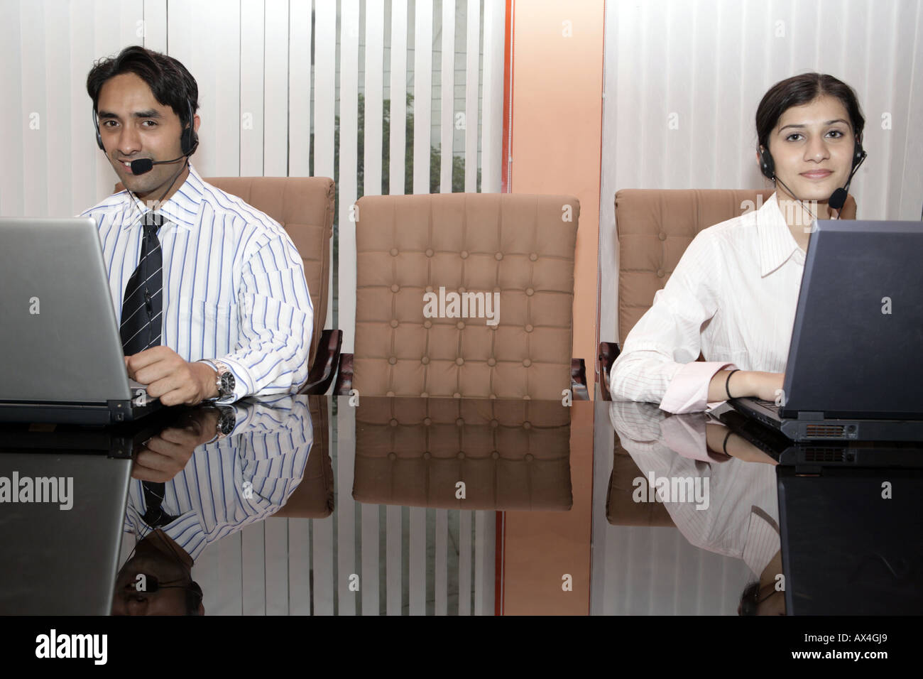 Ritratto di imprenditore e imprenditrice al lavoro su un notebook Foto Stock