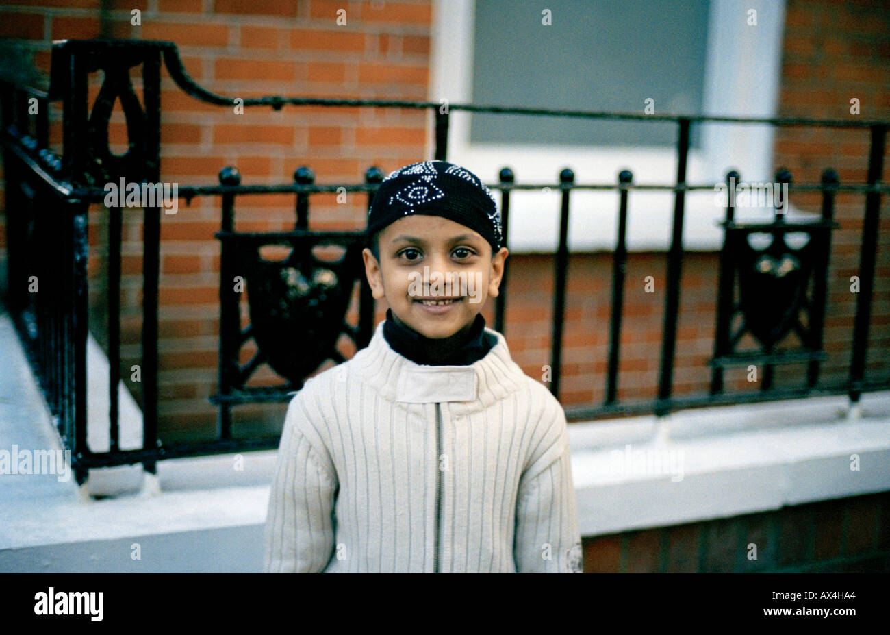 Giovane ragazzo in Whitechapel, East London, durante la festa musulmana di Eid, che segna la fine del Ramadan Foto Stock