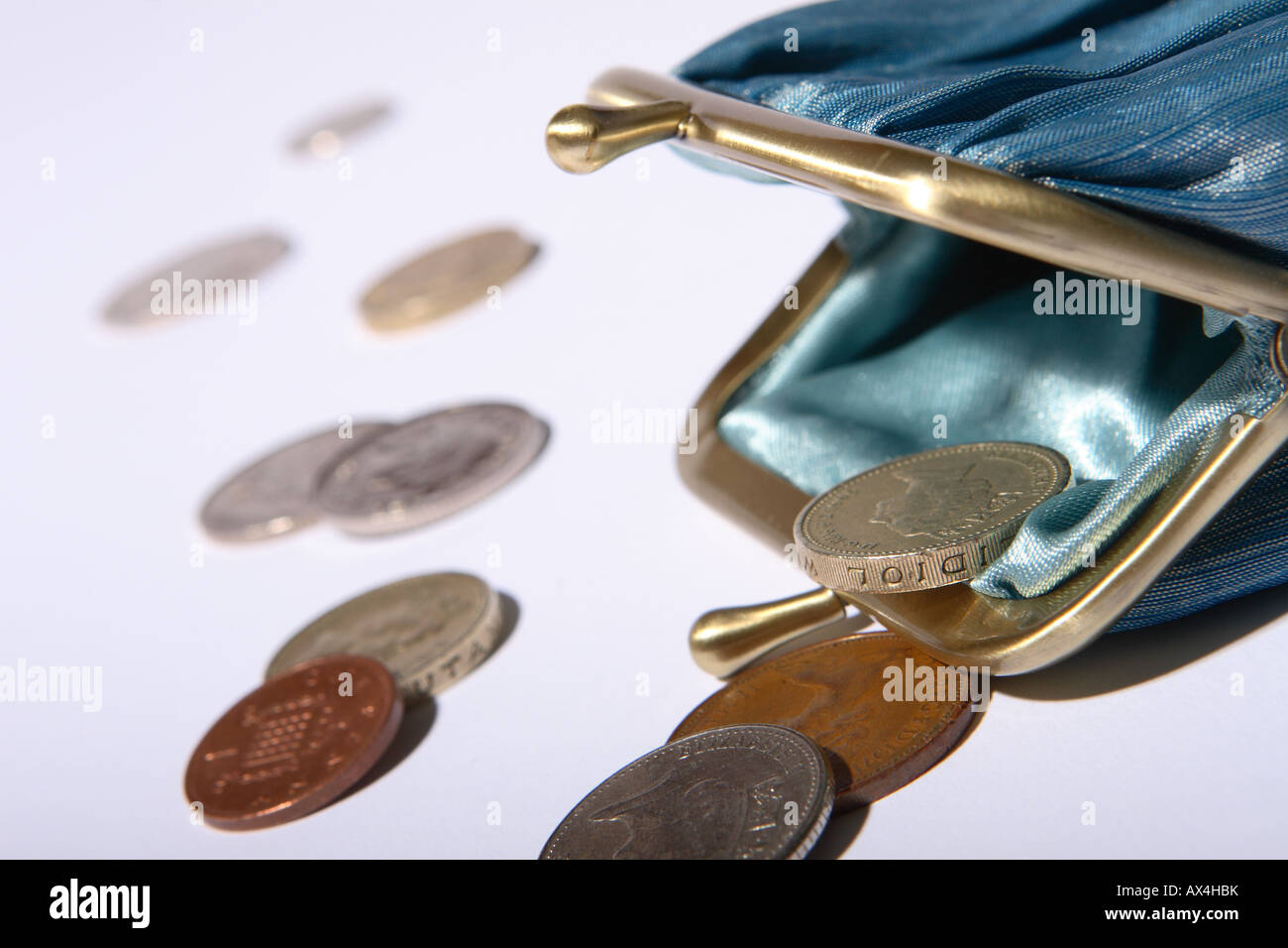 Borsa vuota monete denaro contante e un portamonete aperto Foto Stock