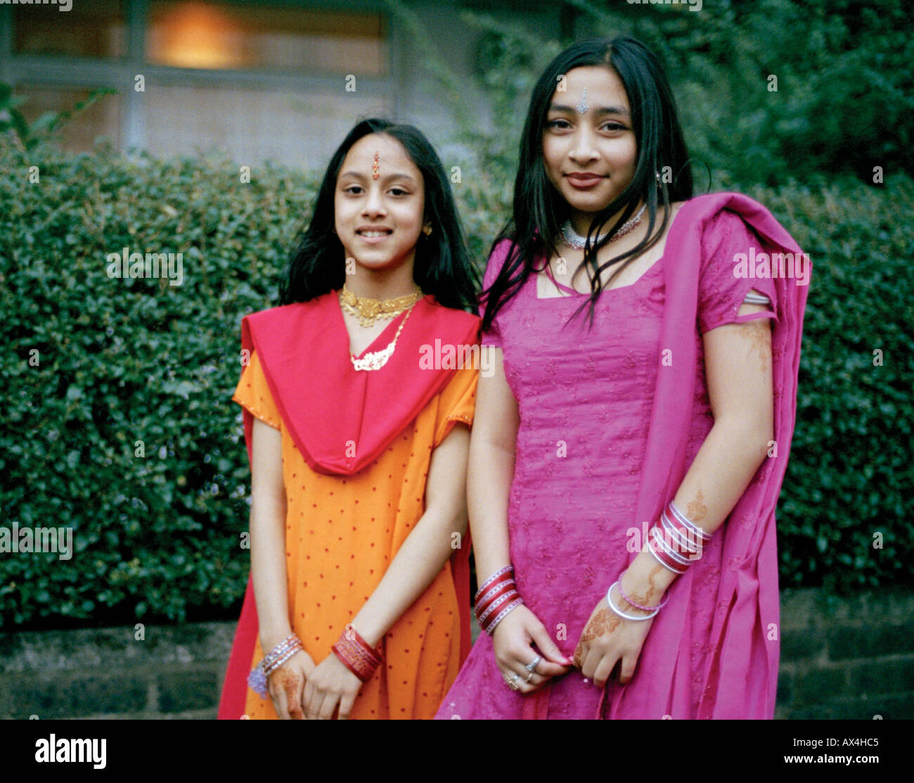 Due ragazze in Whitechapel, East London durante la festa musulmana di Eid Foto Stock