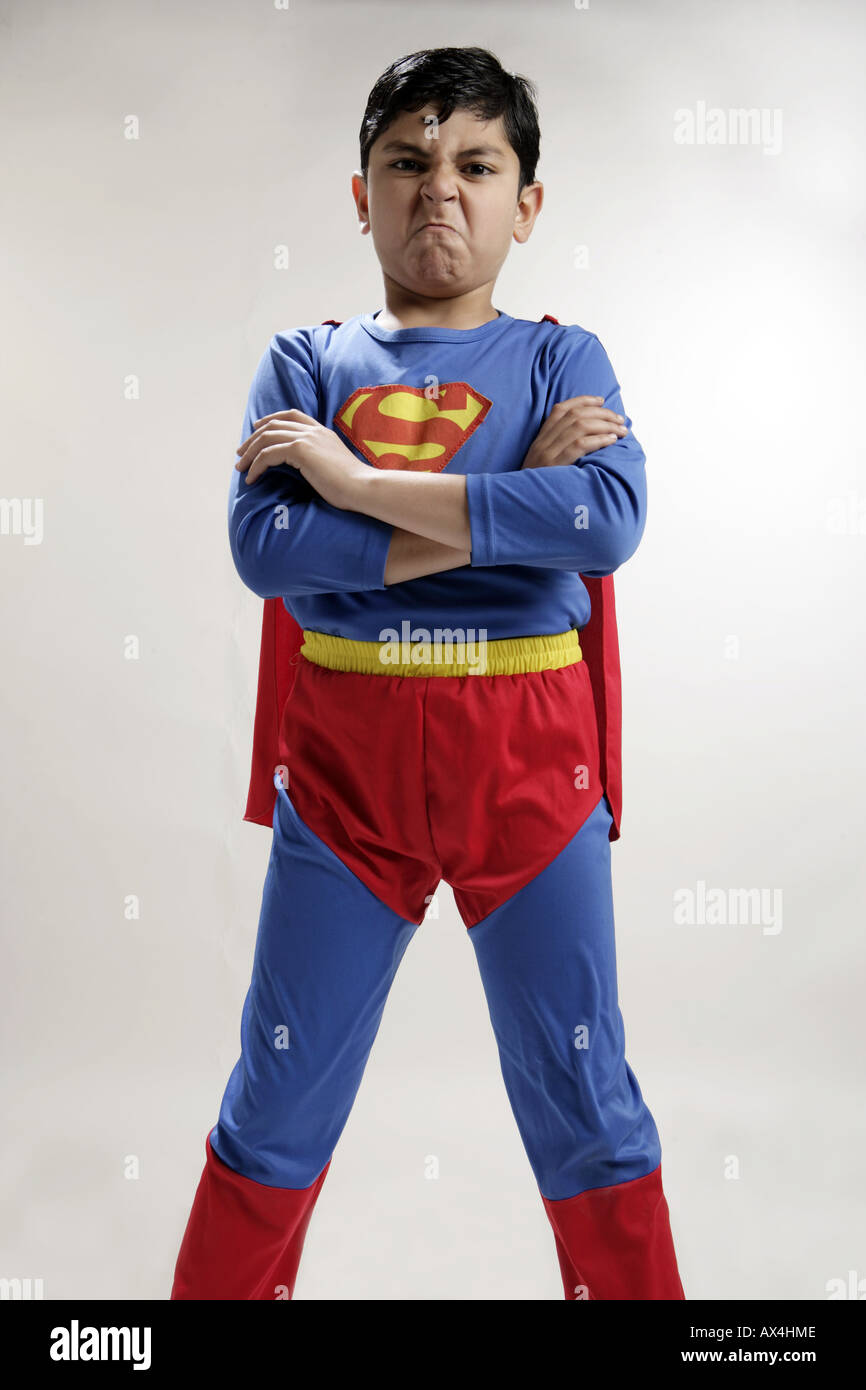 Ritratto di un ragazzo che indossa il costume di Superman e facendo una  faccia Foto stock - Alamy
