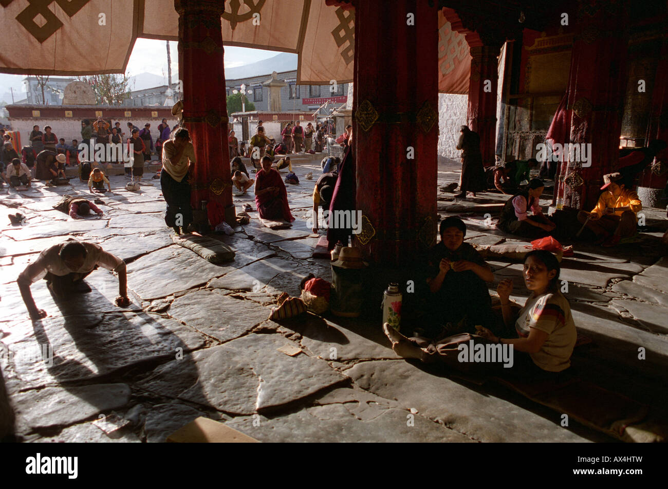 Il Tibetano a pregare nel tempio di Jokhang a Lhasa, in Tibet. 1995 Foto Stock