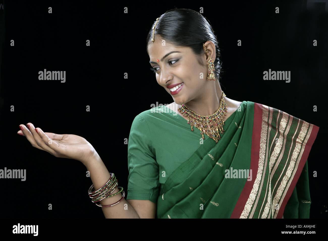 Donna adulta osservando il suo palm e sorridente Foto Stock