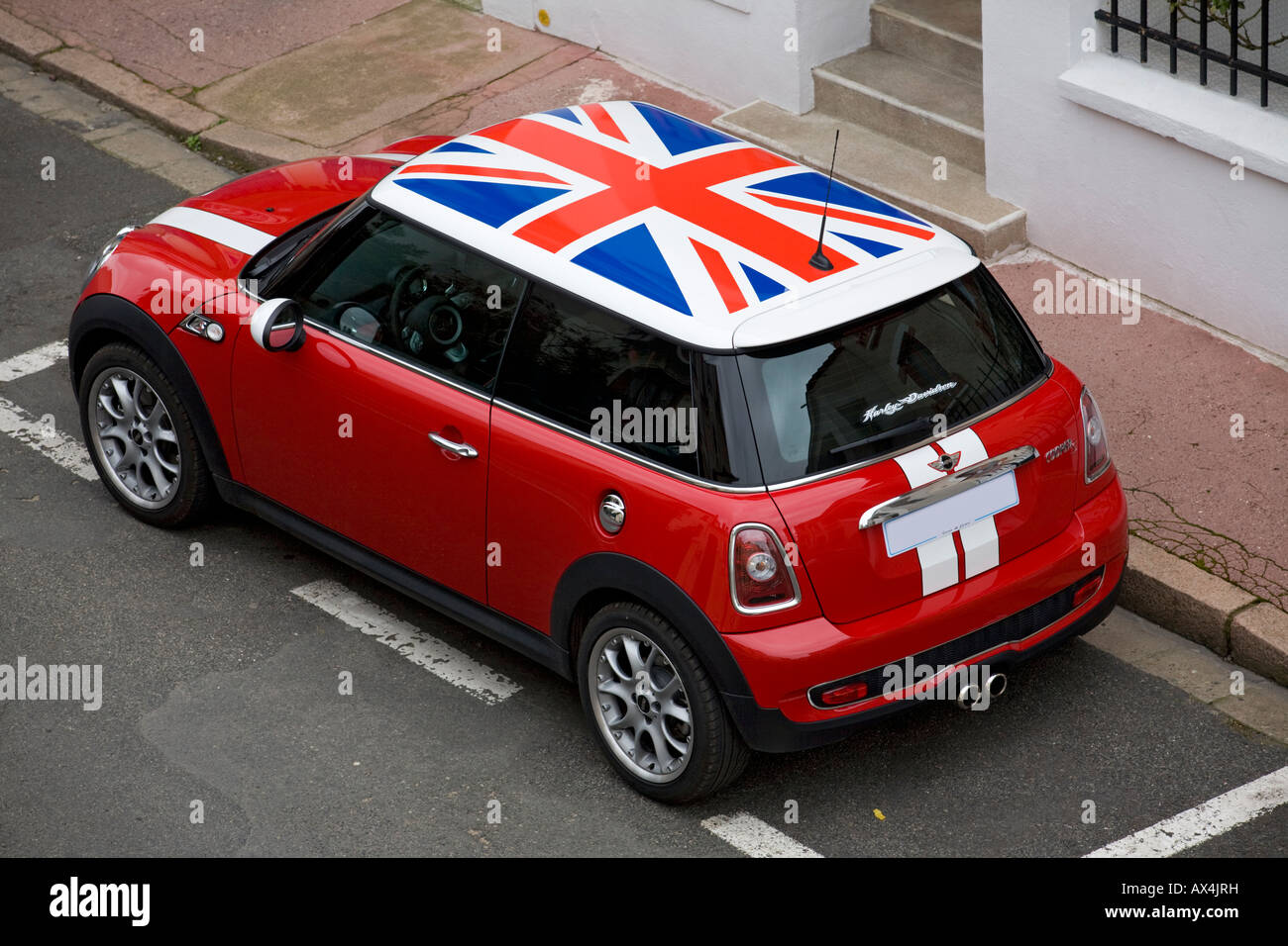 Un campione di una Austin Mini Cooper S auto con i colori in inglese. Spécimen d'Austin Mini Cooper S aux couleurs Anglaises. Foto Stock