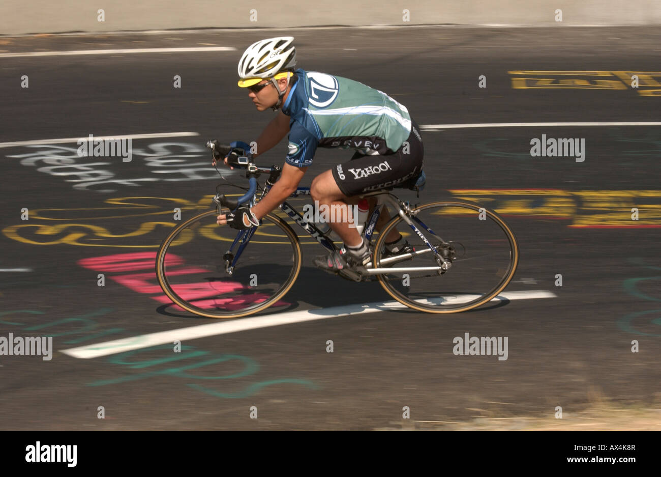 Un ciclista in fondo alla famosa Alpe d'Huez salire nelle Alpi francesi Foto Stock