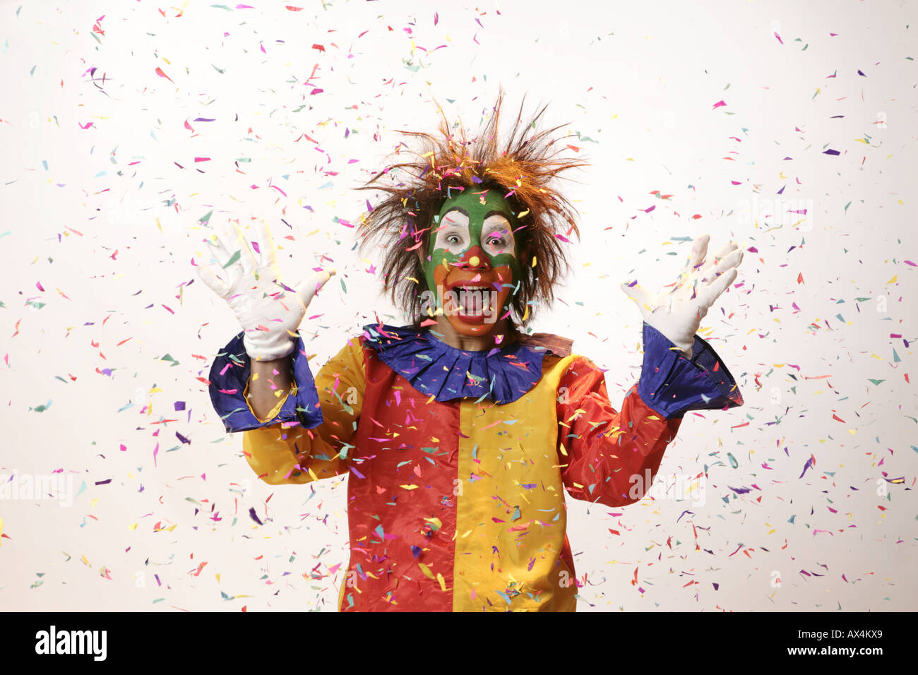 Ritratto di un joker guardando eccitato con confettis a cadere su di lui Foto Stock
