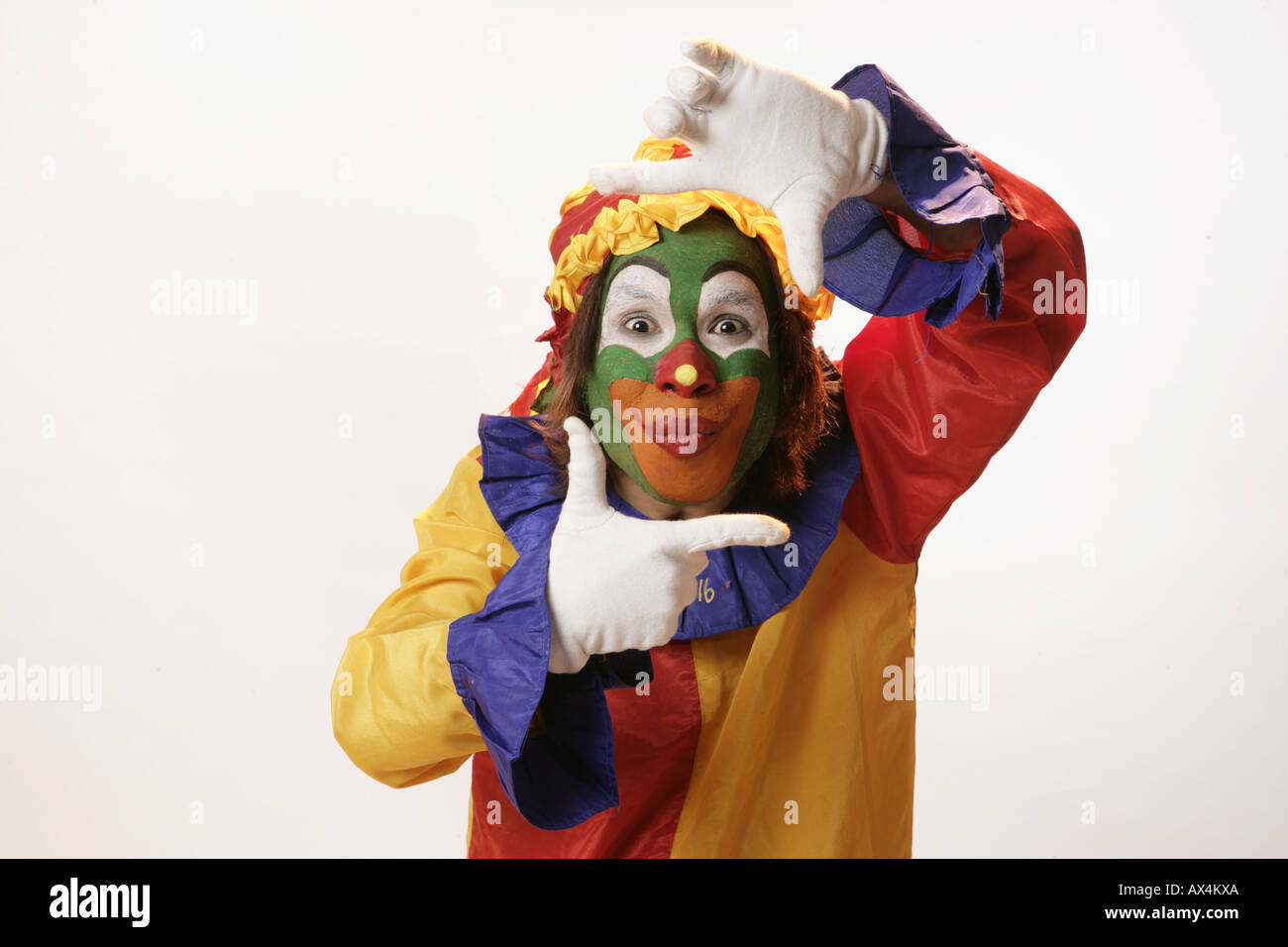 Ritratto di un joker rendendo il telaio del dito Foto Stock