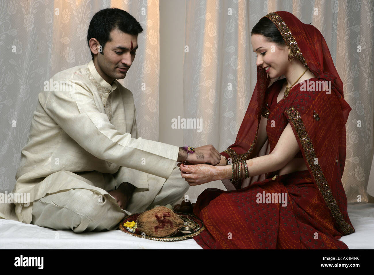 Fratello e Sorella celebra Raksha Bandhan Foto Stock