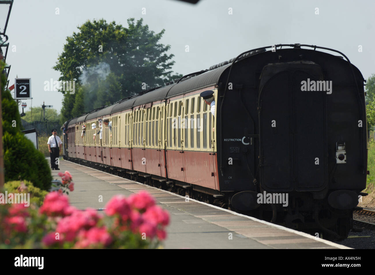 Treno a vapore con carrozze a Kidderminster stazione sul Severn Valley Railway Inghilterra Foto Stock