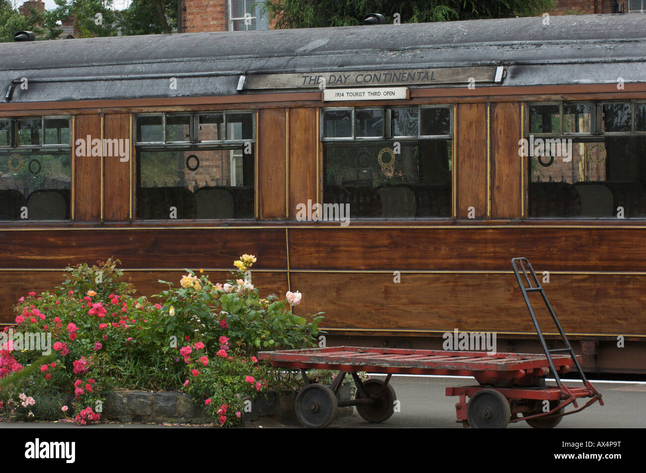 Treno a vapore con carrozze a Kidderminster stazione sul Severn Valley Railway Inghilterra Foto Stock