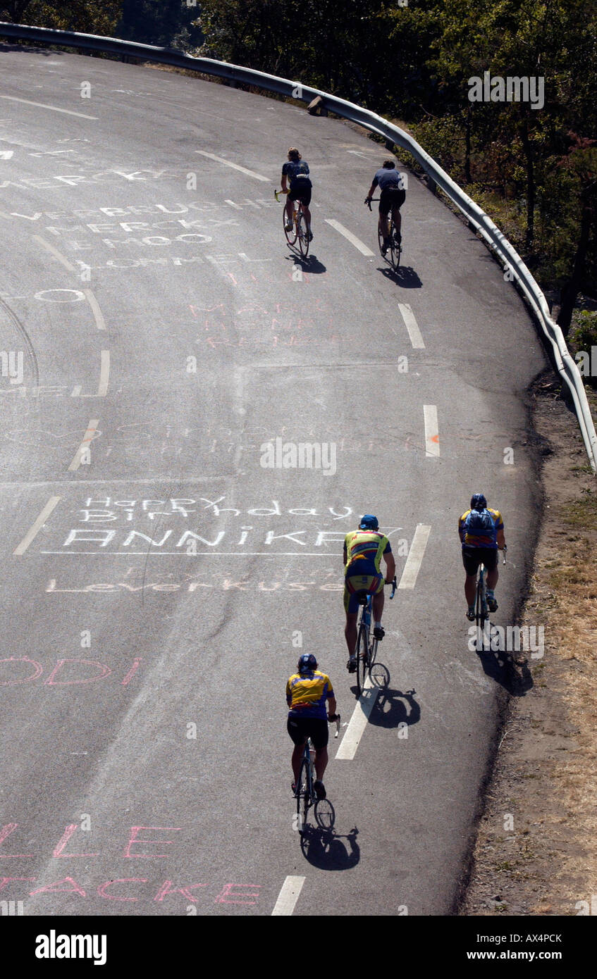 Piloti salire la famosa Alpe d'Huez montagna nelle Alpi francesi il giorno dopo il tour de France è passata attraverso Foto Stock