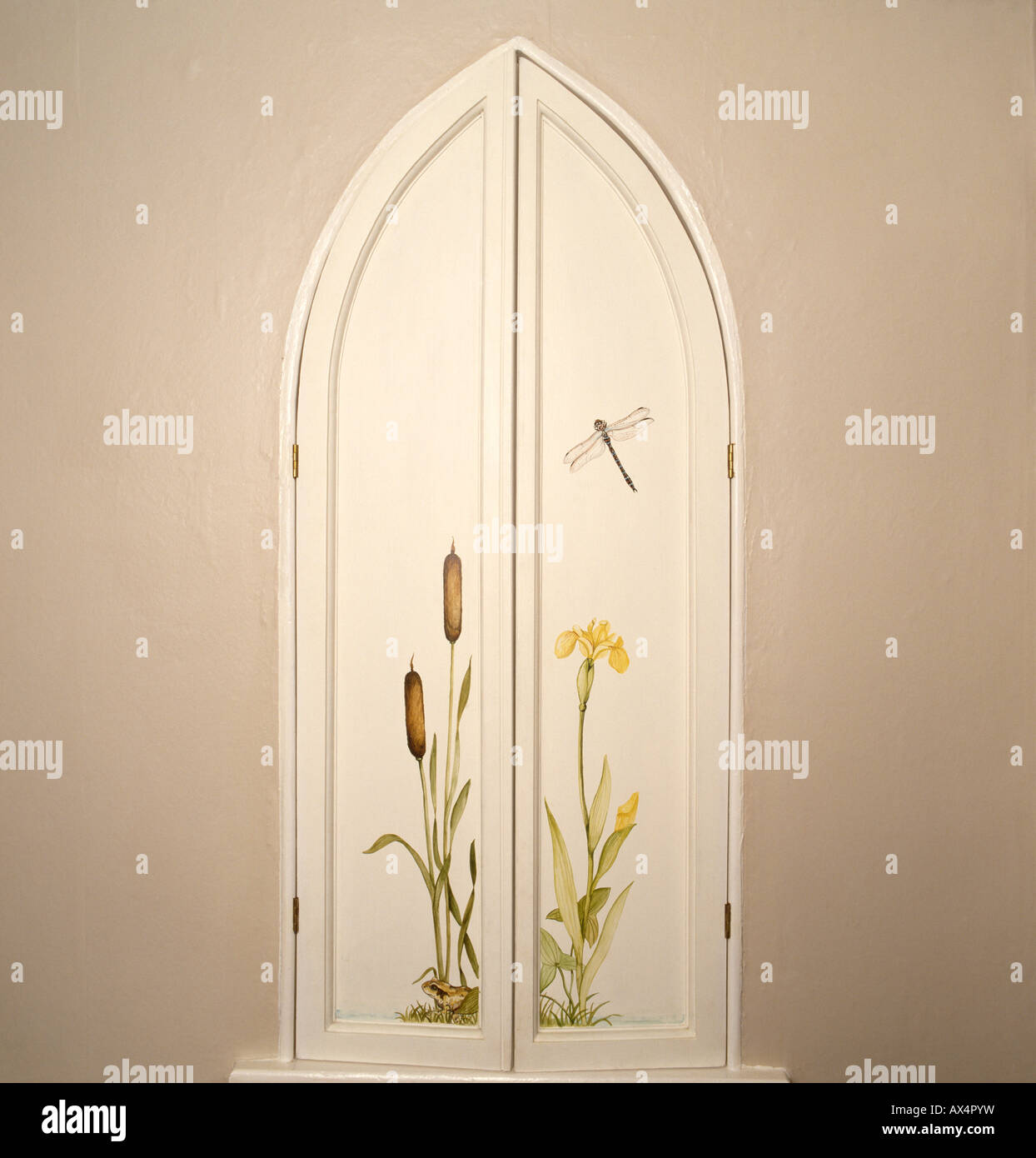 Effetto vernice fiori e libellula su Chiuso lo stile gotico otturatori Foto Stock