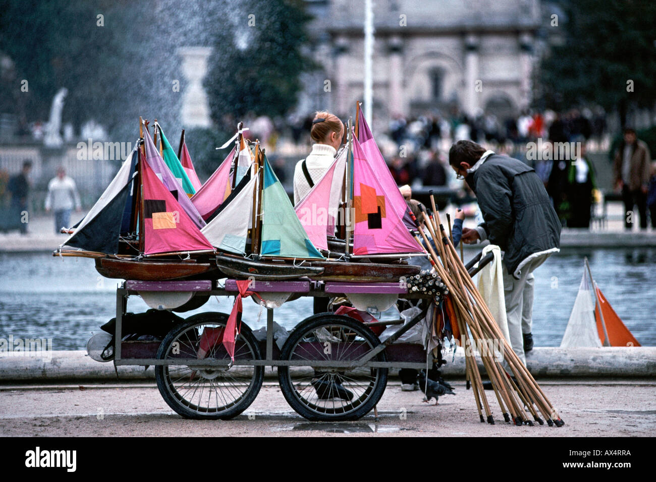 Modello di imbarcazioni a vela su un carrello da dove essi possono essere affittati per giocare con sullo stagno nei Jardins des Tuileries a Parigi. Foto Stock